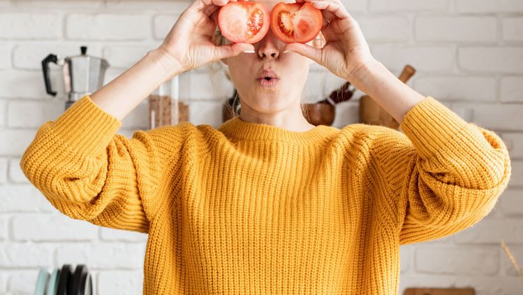 news-go-vegan-girl-tomatoes-text-image